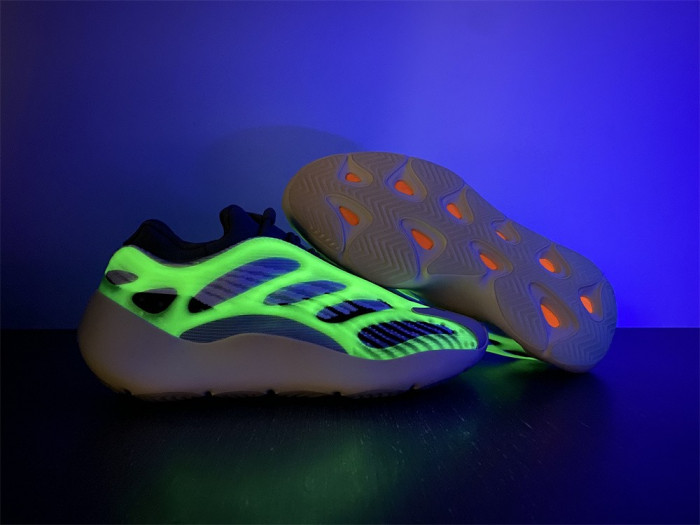 ADIDAS YEEZY 700 V3  Fade ID1674