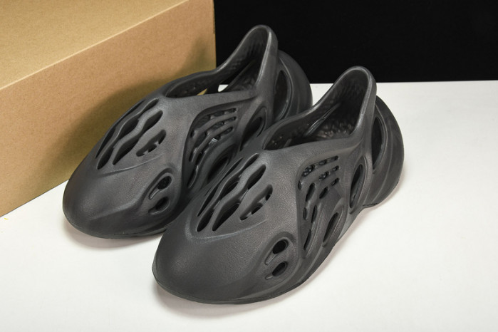 Adidas Yeezy Foam Runner “Onyx” HP8739