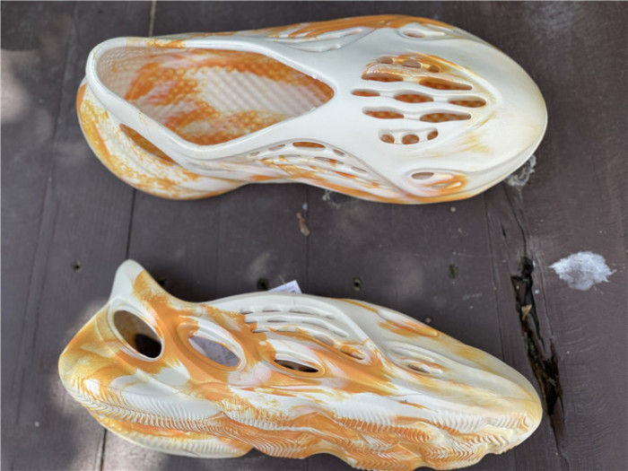 Adidas Yeezy Foam RNNR MXT Moon